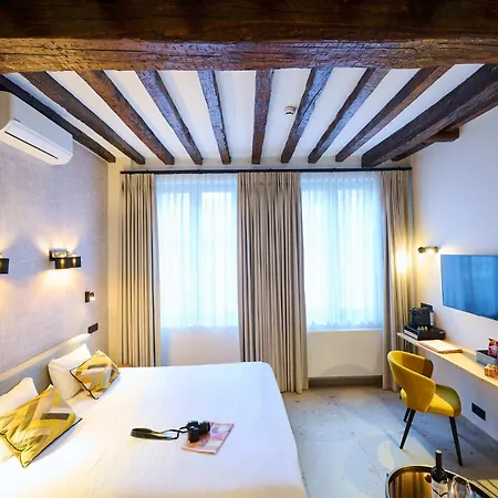 Les Tanneurs فندق